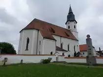 Aufkirchen, Pfarrkirche Maria Himmelfahrt am Marienplatz, im Kern sp�tgotischer Bau, erbaut um 1500, Turm von 1796 (17.05.2015)