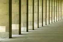 S�ulengang im ehemaligen Flughafen Berlin-Tempelhof. Aufnahme: 4. Mai 2008.