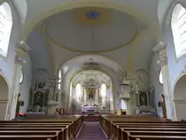 Bayerisch Eisenstein, Innenraum der Pfarrkirche St. Johannes Nepomuk, Kanzel und Hochaltar von Bruno Diamant (24.05.2015)