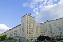 Der l�ngere, Friedrichshainer Abschnitt der Berliner Karl-Marx-Allee ist durch Wohnbl�cke des auch als „Zuckerb�ckerstil“ bezeichneten Sozialistischen Klassizismus aus den 1950er Jahren gepr�gt. Aufnahme: 3. Mai 2008.