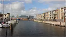 Bremerhaven. Am Hauptkanal sind in den letzten Jahren einige moderne und begehrte Wohnbauten entstanden. 25.10.2015