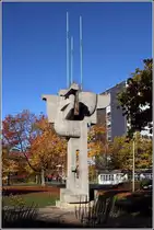 Bremerhaven.  Memento Maris  hei�t die 15 m hohe Gro�plastik des Bildhauers Gerhart Schreiter (1909 bis 1974). Sie wurde 1968 auf dem 1937/38 zugesch�tteten Stichkanal zum Holzhafen aufgestellt. 25.10.2015