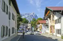 Schnitzschulstra�e in Garmisch-Partenkirchen. Aufnahme: Juli 2008.