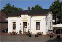 Bremerhaven. Wo heute das maritime Restaurant  Der Wasserschout  G�ste bewirtet, hat von 1897 bis 1926 der Schleusenw�rter der Schleuse zum Alten Hafen gewohnt. Die Schleuse wurde 1926 geschlossen und wenige Jahre sp�ter zugesch�ttet. 05.06.2015