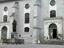 Eingang in die zur Zeit in Renovierung befindliche Stadtkirche Sankt Peter und Paul in Weimar am 23. Oktober 2015.
Auf der linken Seite ist das Herder-Denkmal (Johann Gottfried von Herder gestorben am 18. Dezember 1803 in Weimar) zu sehen.
