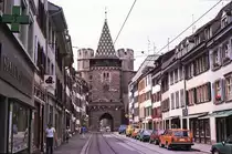 Basel - Die Stra�e Spatenvorstadt mit Spalentor. Aufnahme: Juli 1984 (digitalisiertes Negativfoto).