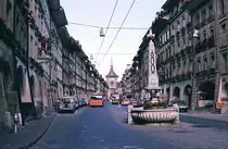 Bern - Kramgasse und Zytglogge. Aufnahme: Juli 1984 (digitalisiertes Negativfoto).