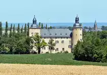 Burg Veynau, im Hintergrund rechts die Kirche von EU-Wi�kirchen - 11.07.2015