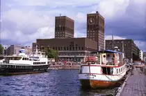 Das Rathaus in Oslo von der R�dhusbrygge 2 aus gesehen. Aufnahme: Juli 1985 (digitalisiertes Negativfoto).