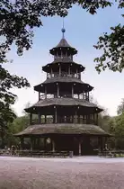 Der Chinesische Turm im Englischen Garten in M�nchen. Aufnahme: Juli 1984 (digitalisiertes Negativfoto).