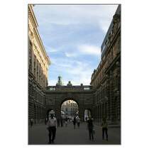 In s�dlicher Verl�ngerung der Drottinggatan (einer Fu�g�ngereinkaufstra�e) f�hrt die Fu�g�ngerzone weiter �ber die Insel Helgeandsholmen zwischen den beiden Bauteilen des Riksdagshuset hindurch. Auf der anderen Seite des Tores geht es �ber die Stallbron und man erreicht am Mynttorgert Gamla Stan. 25.8.2007 (Matthias)