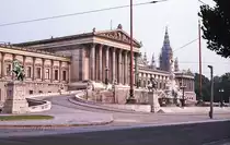 Wien - Das Parlamentsgeb�ude an der Wiener Ringstra�e. Aufnahme: Juli 1984 (digitalisiertes Negativfoto).