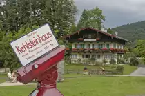 Fernglas mit Landhaus Christlieger in K�nigssee - Berchtesgadener Land. Aufnahme: Juli 2008.