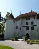 Schlo� Hallwyl, die ganze Anlage besteht aus zwei Inseln, hier das Wohnpalais auf der hinteren Insel mit dem Archivturm, zug�nglich �ber eine Zugbr�cke, Sept.2025
