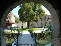 Schlo� Hallwyl, Blick vom hinteren Wohnpalais �ber die Zugbr�cke auf den Innenhof der vorderen Insel, Sept.2015