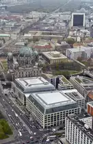 Blick vom Berliner Fernsehturm auf Karl-Liebknecht-Stra�e, Berliner Dom und Unter den Linden. Aufnahme: April 2007.