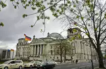 Berliner Reichtstag von Scheidemannstra�e aus gesehen. Aufnahme: April 2007.