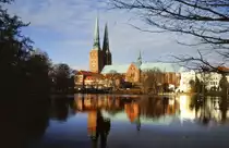 L�becker Dom am M�hlenteich. Aufnahme: Januar 1999 (digitalisiertes Negativfoto).