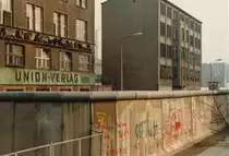 Die Berliner Mauer und verriegelte H�user in Ostberlin. Aufnahme: M�rz 1984 (digitalisiertes Negativfoto).