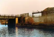 Die Berliner Mauer am Landwehrkanal (Br�cke Schlesische Stra�e-Puschkinallee). Aufnahme: M�rz 1984 (digitalisiertes Negativfoto).