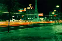 Nachtaufnahme von Pra�a dos Restauradores in Lissabon. Aufnahme: Juli 1986 (digitalisiertes Negativfoto).