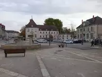 Ch�tillon-sur-Seine, Rathaus und Postamt am Marktplatz (27.10.2015)