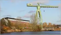 Bremerhaven. Auf dem Gel�nde der 1986 geschlossenen Rickmers Werft wurde in den 1990er Jahren die Arbeitsagentur errichtet. Der 35 m hohe ehemalige Werftkran blieb als Denkmal stehen. 09.11.2015