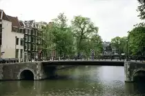 Gracht mit Br�cke in Amsterdam. Aufnahme: Juli 1986 (digitalisiertes Negativfoto).