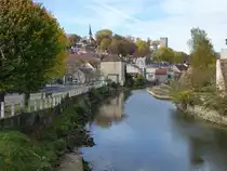 Ausblick �ber die Brienne auf Montbard mit Schloss und St. Urse Kirche (27.10.2015)