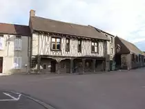 Vitteaux, Place 8. Mai mit historischer Markthalle (27.10.2015)