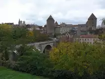 Semur-en-Auxois, Stadtmauer und Armacon Br�cke (27.10.2015)