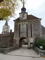 �poisses, Torhaus zum Schloss �poisses (27.10.2015)