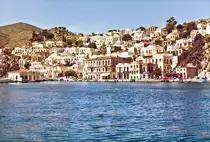 Panorama von Symi. Die Insel liegt etwa 9 Kilometer westlich des t�rkischen Festlandes, 23 Kilometer n�rdlich der Insel Rhodos. Aufnahme: April 1984 (digitalisiertes Negativfoto).