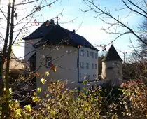 Kirchhofen, die Westfassade des ehemaligen Wasserschlo�es mit zwei Eckt�rmen, Nov.2015