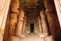 Der Eingang zum Gro�en Tempel von Ramses II in Abu Simbel. Aufnahme: April 1988 (Digitalisertes Negativfoto).