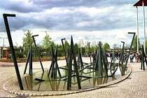 Die Brunnenanlage vor der M�lheimer Stadthalle wurde 1990 nach einem Entwurf von Robert Schad angelegt. Im Volksmund wird sie zuweilen despektierlich  Panzersperre  genannt (6. Mai 1992).