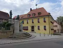 Heilsbronn, Rathaus am Kammereckerplatz, zweigeschossiger Walmdachbau in Ecklage, 18./19. Jahrhundert mit �lterem Kern (02.08.2015)