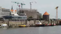 Hamburg am 18.7.2014: Elbe, Sielponton (Vorsetzen), hier wird z.Zt. (Dez. 2015) die Hochwasserschutzmauer auf 625 m L�nge um bis zu 1,7 m h�her neu gebaut, das Restaurantgeb�ude befindet sich jetzt  im Abbruch  /