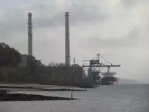 Kohlekraftwerk in Wedel an der Unterelbe am 12.11.2015 im Morgendunst  /