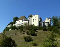 Lenzburg, auf dem 504m hohen Schlo�berg hoch �ber der Altstadt thront das Schlo� Lenzburg, die im 11.Jahrhundert entstandene Anlage geh�rt zu den bedeutendsten H�henburgen der Schweiz, beherbergt heute das Kantonsmuseum Aargau, Sept.2015