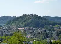 Lenzburg, Blick vom Schlo� zum Staufberg mit der Staufbergkirche, Sept.2015