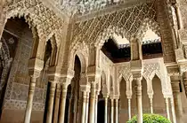 Alhambra in Granada - Saal der zwei Schwestern. Der anmutige Saal verf�gt �ber reiche Kachel- und Stuckdekorationen, eine beeindruckende Stalaktitkuppel und eine ausgefeilte Lichtbrechung. Aufnahme: Juli 2014.