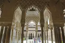 Alhambra in Granada - Der L�wenhof mit dem L�wenbrunnen. Aufnahme: Juli 2014.