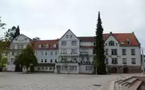 Bad Herrenalb, das Rathaus der ca.7500 Einwohner z�hlenden Kurstadt, die sich ab 1971  Bad  nennen durfte, Aug.2015