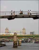 . Londoner Themsebr�cken -

Oben die Millenium Bridge, die Southwark Birdge, die Cannon Street Railway Bridge, kaum erkennbar die London Bridge und hinten die Tower Bridge.

01.07.2015 (Matthias)