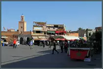 Am Platz Djam�a el-Fna in Marrakesch befinden sich auch zahlreiche Gark�chen und Restaurants. Besonders begehrt sind die Terrassen auf den D�chern, da sie einen guten Blick �ber das Get�mmel des Platzes bieten. Ein beliebtes Gericht der marokkanischen K�che ist Tajine, welche in den kegelf�rmigen Gef��en, die auf dem rechten Wagen zu sehen sind, zubereitet wird. �ber einem Holzkohlefeuer k�nnen die Gerichte (Fisch, Fleisch oder Gem�se) langsam gegart werden. (Marrakesch, 17.11.2015)