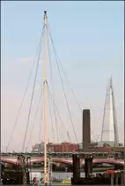 . Korrespondierende Formen -

Der Segelmast und das Shard-Hochhaus (Renzo Piano) passen formal zusammen. Dazwischen den Turm der Tate Modern und die Blackfriars Bridge sowie der auf einer Br�cke liegenden Bahnhof London Blackfriars.

01.07.2015 (M)