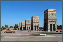 Der Place des 7 saints ist den sieben Heiligen von Marrakesch gewidmet. Symbolhaft f�r diese stehen auf dem 2005 errichteten Platz sieben T�rme (einer davon au�erhalb des Bildes). (Marrakesch, 18.11.2015)