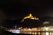 Die Burg hoch �ber der Mosel bei Cochem am 5.12.2015.