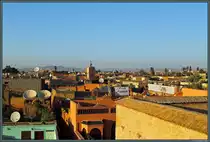 Blick vom El-Badi-Palast �ber die D�cher der Medina Richtung Norden. Im Vordergrund sind mehrere Riads, die typischen kleinen G�steh�user mit Innenhof, zu sehen. (Marrakesch, 18.11.2015)